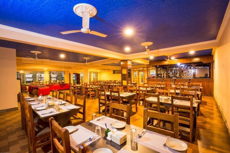 Hotel Royal Safari Chitwan Dış mekan fotoğraf