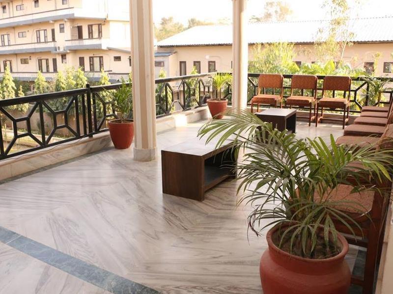 Hotel Royal Safari Chitwan Dış mekan fotoğraf