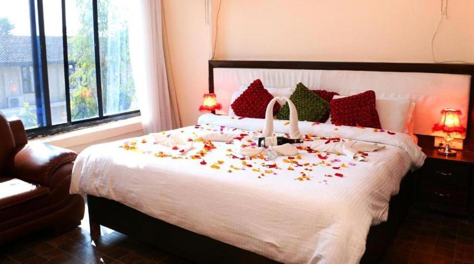 Hotel Royal Safari Chitwan Dış mekan fotoğraf